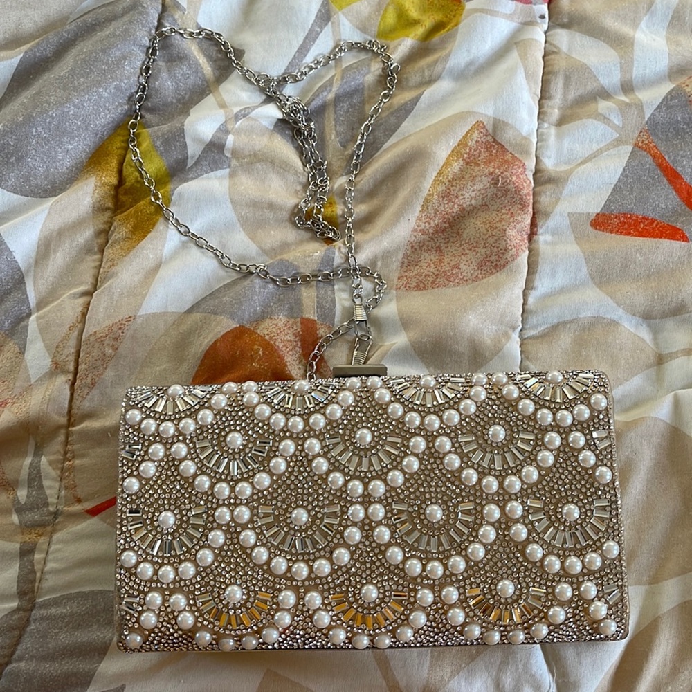 Beauty pearl clutch/ purse comes with attachable chain